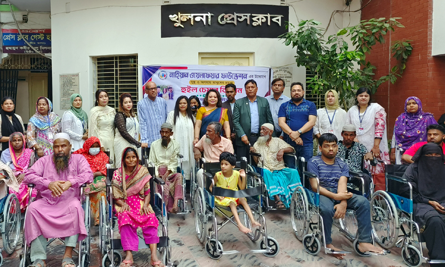 খুলনা প্রেসক্লাব চত্বরে প্রতিবন্ধীদের মাঝে হুইল চেয়ার বিতরণ