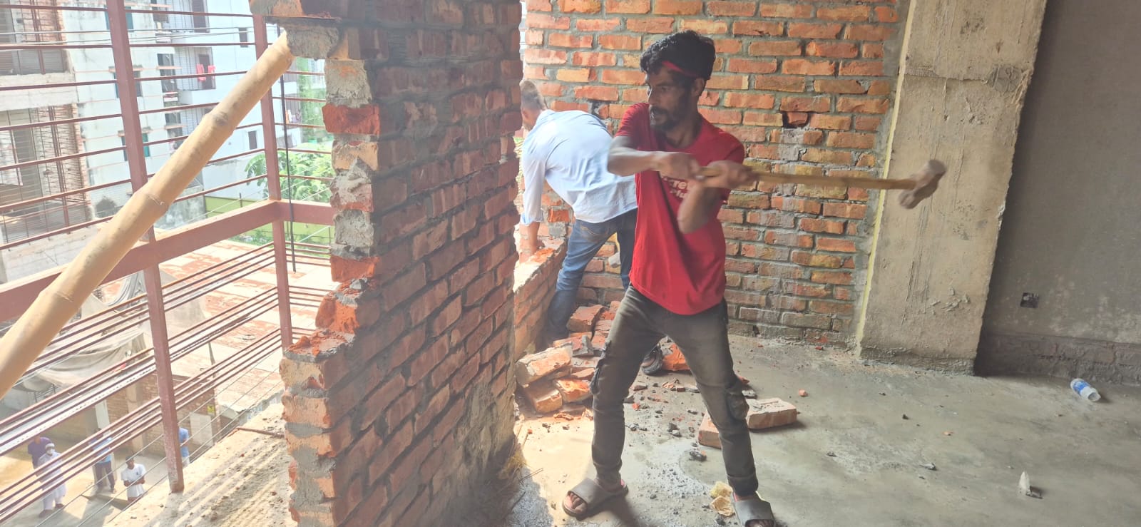 রাজধানীর পল্লবী আবাসিক এলাকা ও কেরানীগঞ্জে পৃথক দুইটি মোবাইল কোর্ট পরিচালনা করেছে রাজউক